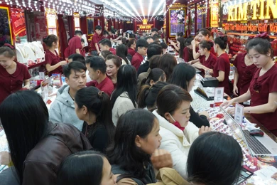 Thời điểm 20h: Trời tối, khách vẫn bủa vây kín cửa hàng